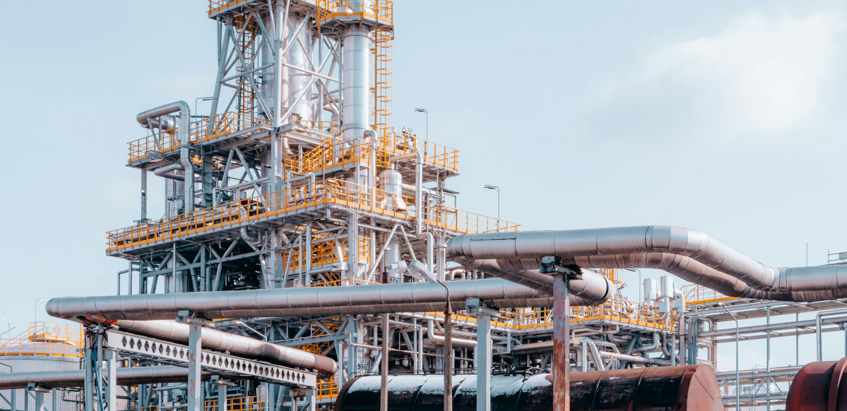 Нефтеперерабатывающий комплекс с системой трубопроводов